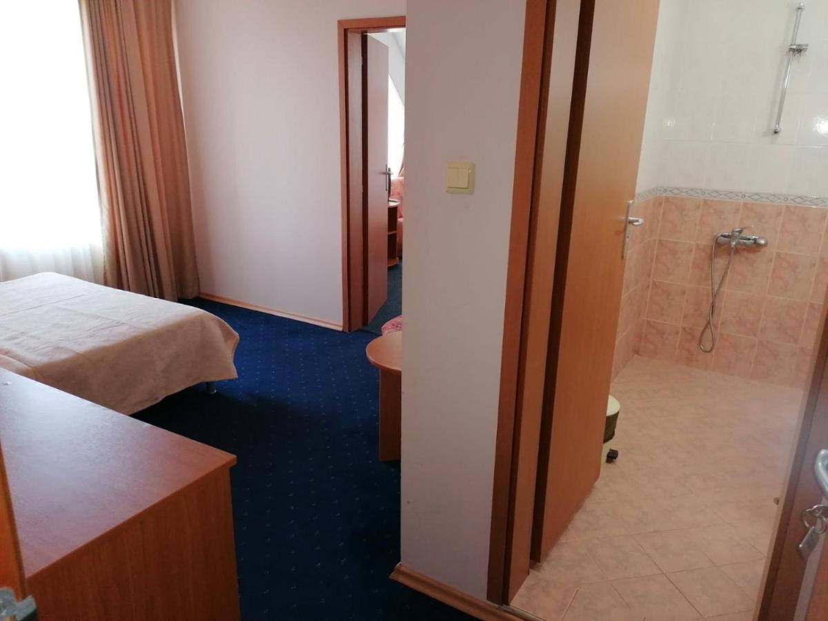 Хотел Андре Hotel Chernomorets Exterior photo