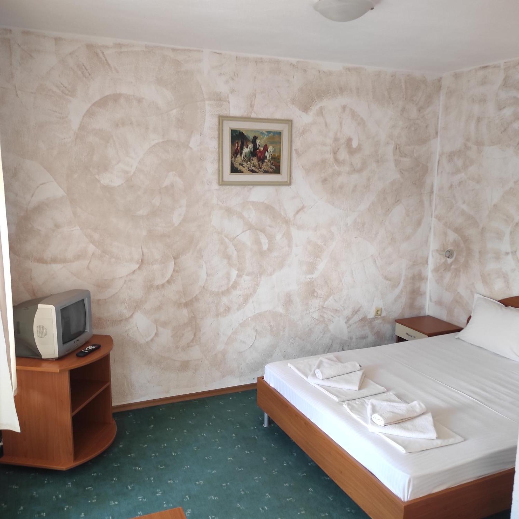 Хотел Андре Hotel Chernomorets Exterior photo