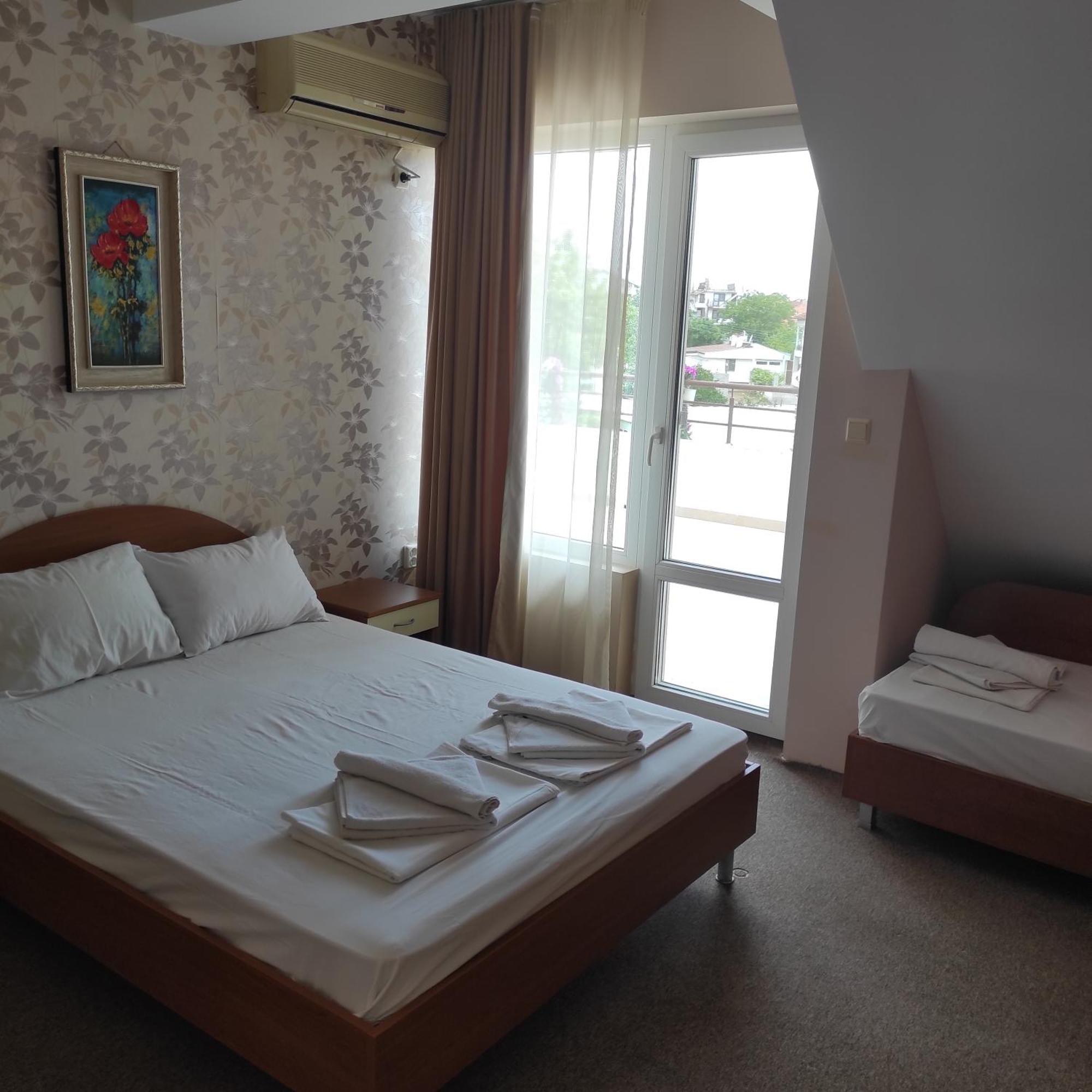 Хотел Андре Hotel Chernomorets Exterior photo